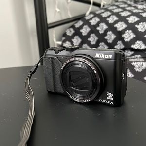 Nikon Cool Pix S9900 with 30X optical zoom, Full HD